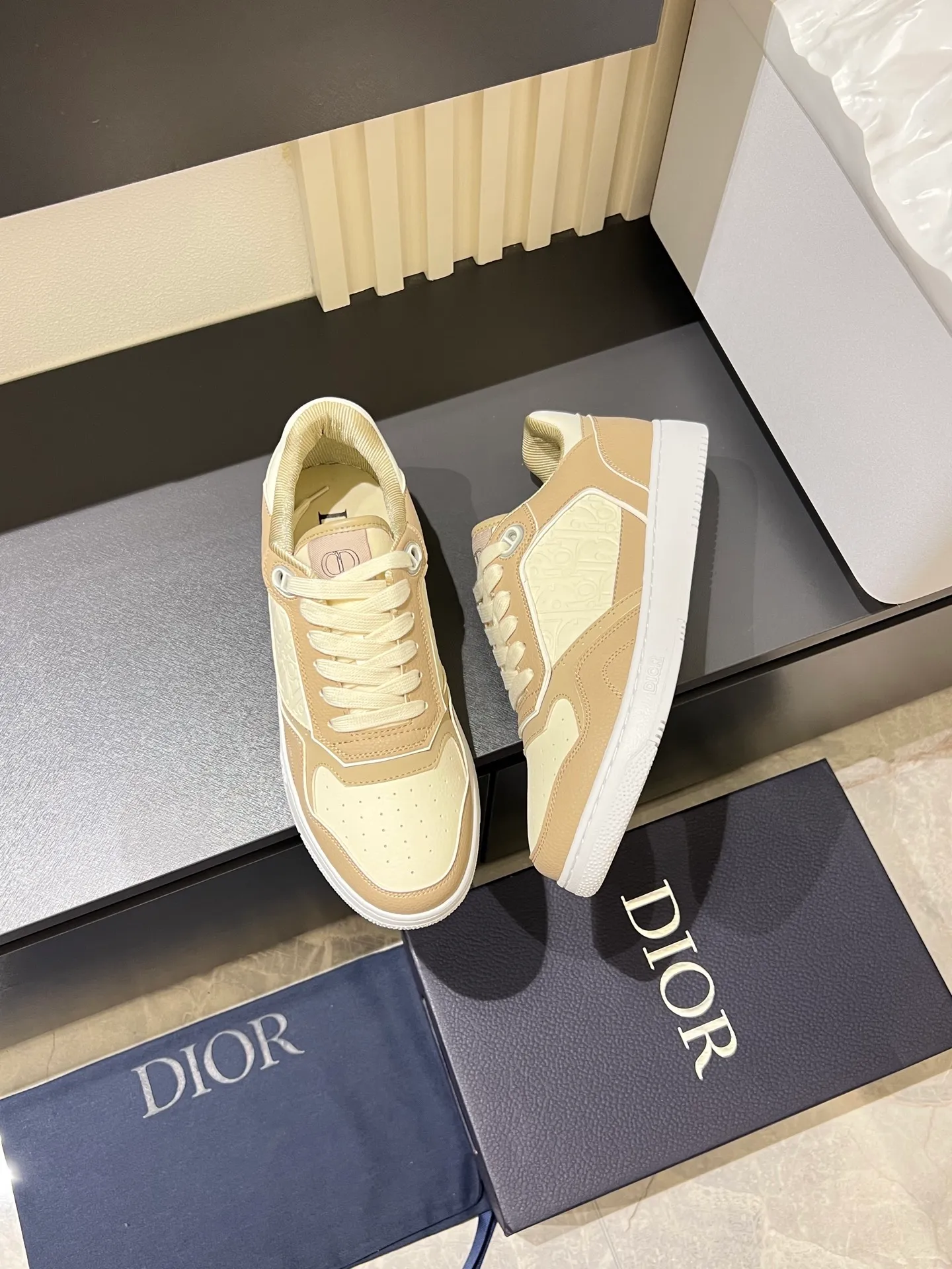 Men's shoes 💰p400 "Dio*" mid-top B27 casual sneakers. This B27 high-top sneaker is a new product in the series and continues Di*r's classic style. Crafted from gray and white smooth calf leather with beige and black Oblique print panels on the sides. The "CD Icon" shaped shoelace eyelets are clever and delicate, and the two-color rubber sole, rear collar and heel are all equipped with the brand's iconic details to enhance the style. Oblique printed straps at the ankle allow for an adjustable fit to complement the overall design. Fashionable and versatile, it can complement any look. Create an exquisite design with unique dynamic vitality and modern atmosphere, presented in low-top and high-top styles. This new must-have shoe adds a new dimension to Dior's archive heritage, embodying modern elegance. Purchase the original version and make it 1:1. If you need top quality, please come to me! Male 38-44!